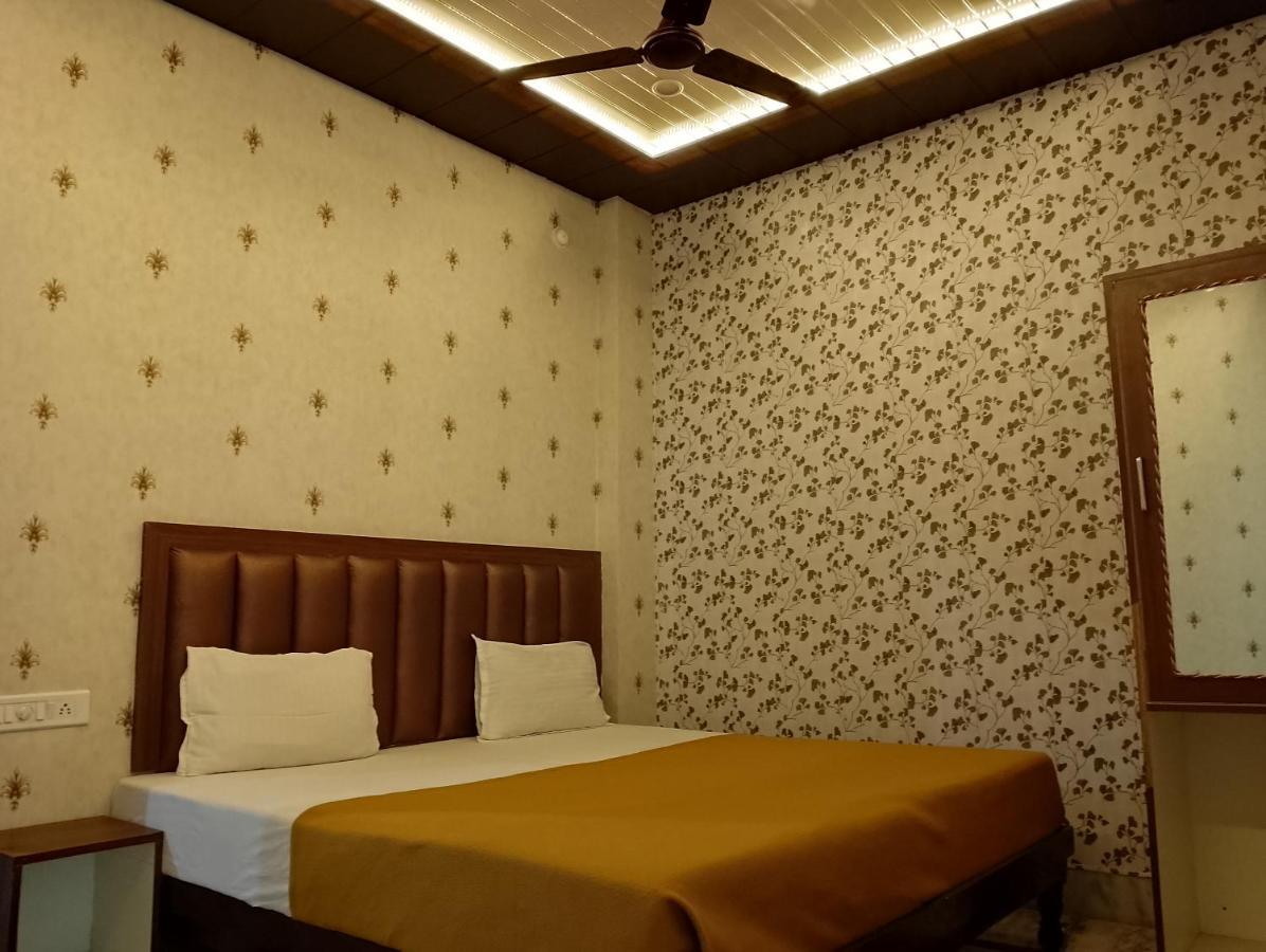 Varuna Palace-Fully Vaccinated Staff Varanasi Ngoại thất bức ảnh