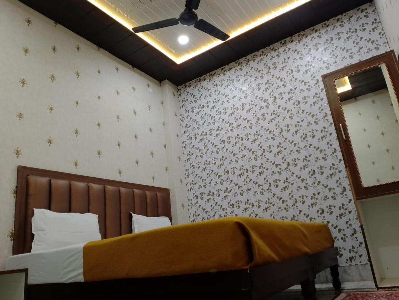 Varuna Palace-Fully Vaccinated Staff Varanasi Ngoại thất bức ảnh