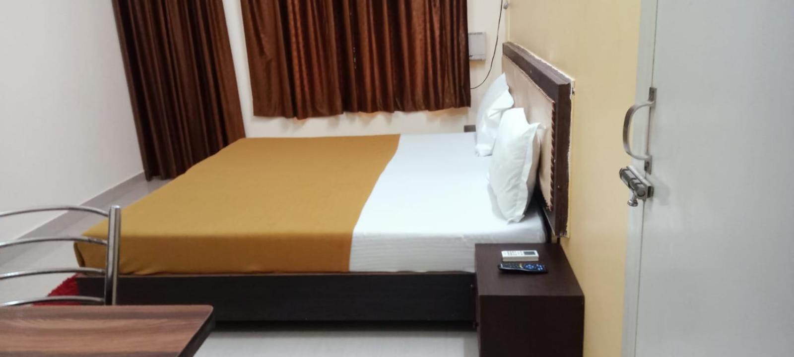 Varuna Palace-Fully Vaccinated Staff Varanasi Ngoại thất bức ảnh